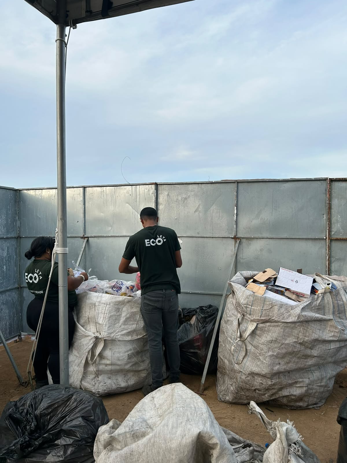 Equipe Ecoleva triando recicláveis durante operação em campo